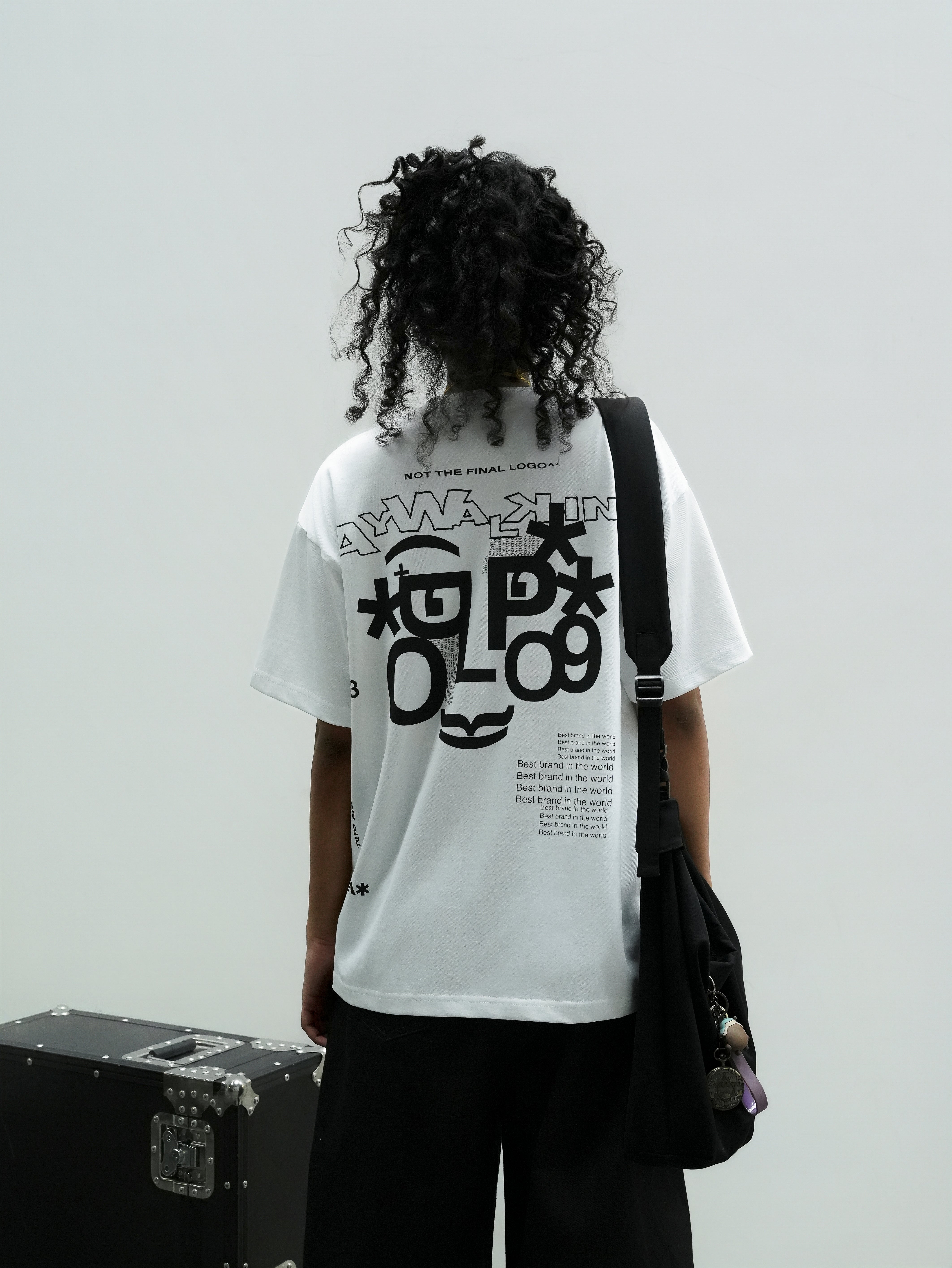Tシャツ・カットソー WOOALONG Typo Graphic Tshirt WHITE WL242JST09UWHT Men's side logo t-shirt white | Team Collection – Pagani Store